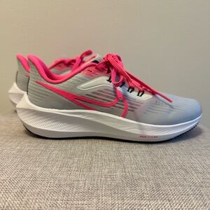 NEW - Nike Air Zoom Pegasus - women’s 7